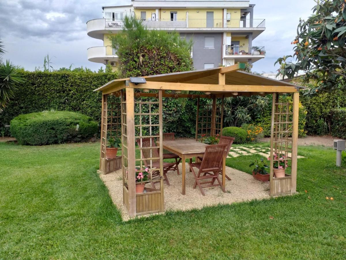 Garden Basement - Seminterrato Max 4 Ospiti - Fiumicino Vicino Aeroporto E Fiera Apartment Exterior foto