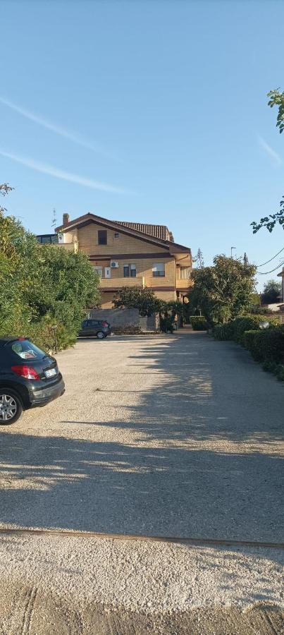 Garden Basement - Seminterrato Max 4 Ospiti - Fiumicino Vicino Aeroporto E Fiera Apartment Exterior foto