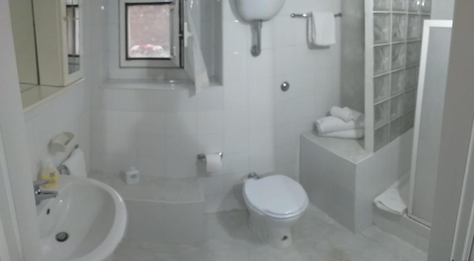Garden Basement - Seminterrato Max 4 Ospiti - Fiumicino Vicino Aeroporto E Fiera Apartment Exterior foto